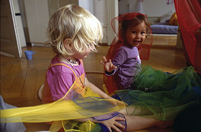 Kinder mit Tüchern